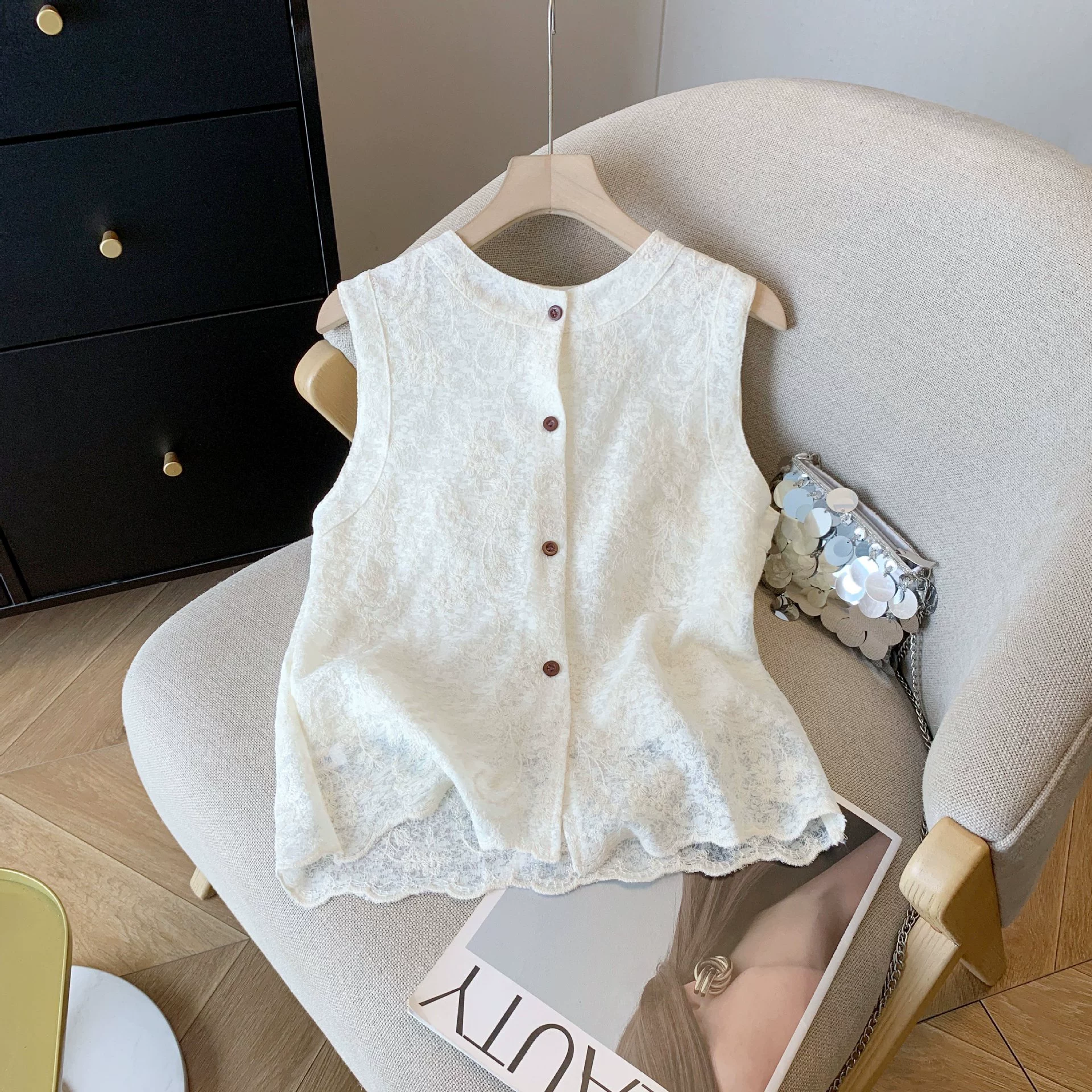 Настоящая фотография элегантного французского высококачественного жаккардового кружевного жилета без рукавов с круглым вырезом, однобортного универсального женского топа для похудения.