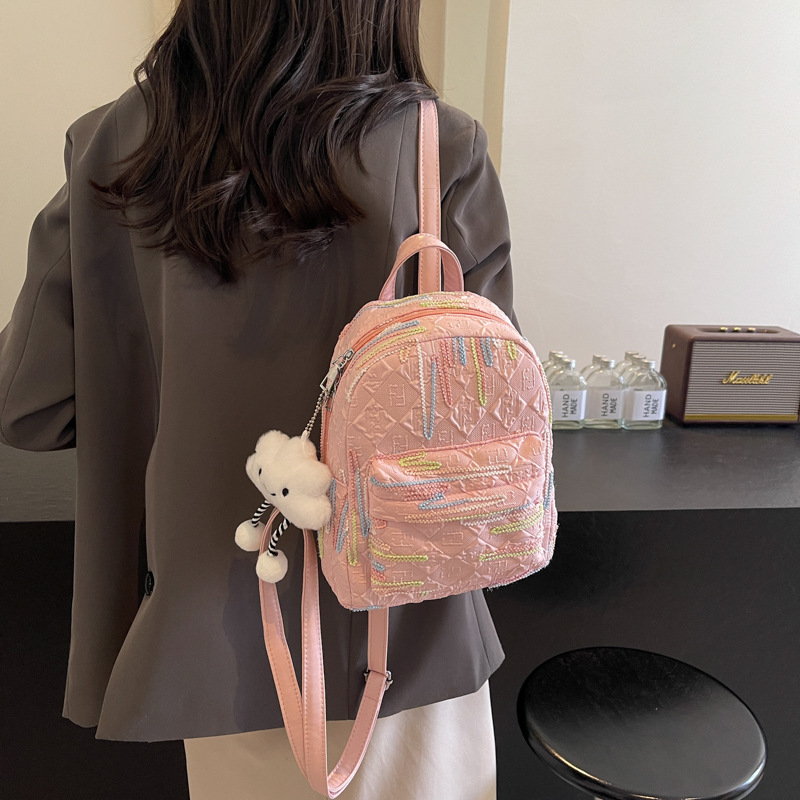 Mochila para viajes de niñas, hermosa mujer universitaria minimalista, rayas de color, mochila de moda de primavera.