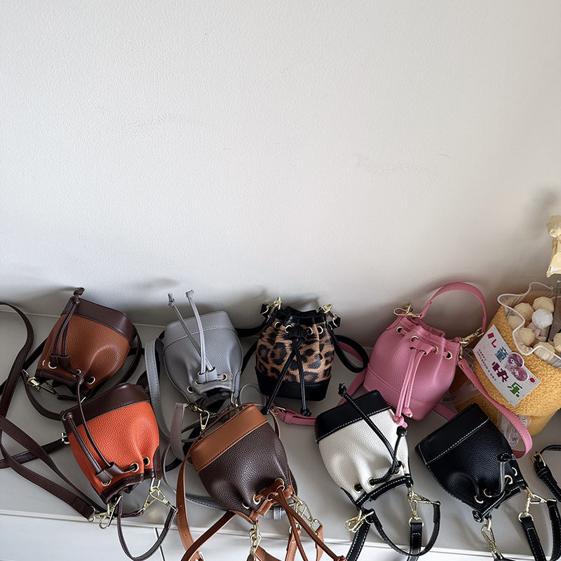 Bolsos de hombro coreanos para niños y niñas de moda estampado de leopardo de color extranjero bolsas de balde de agua para bebés 2025 nuevas bolsas mini para niños
