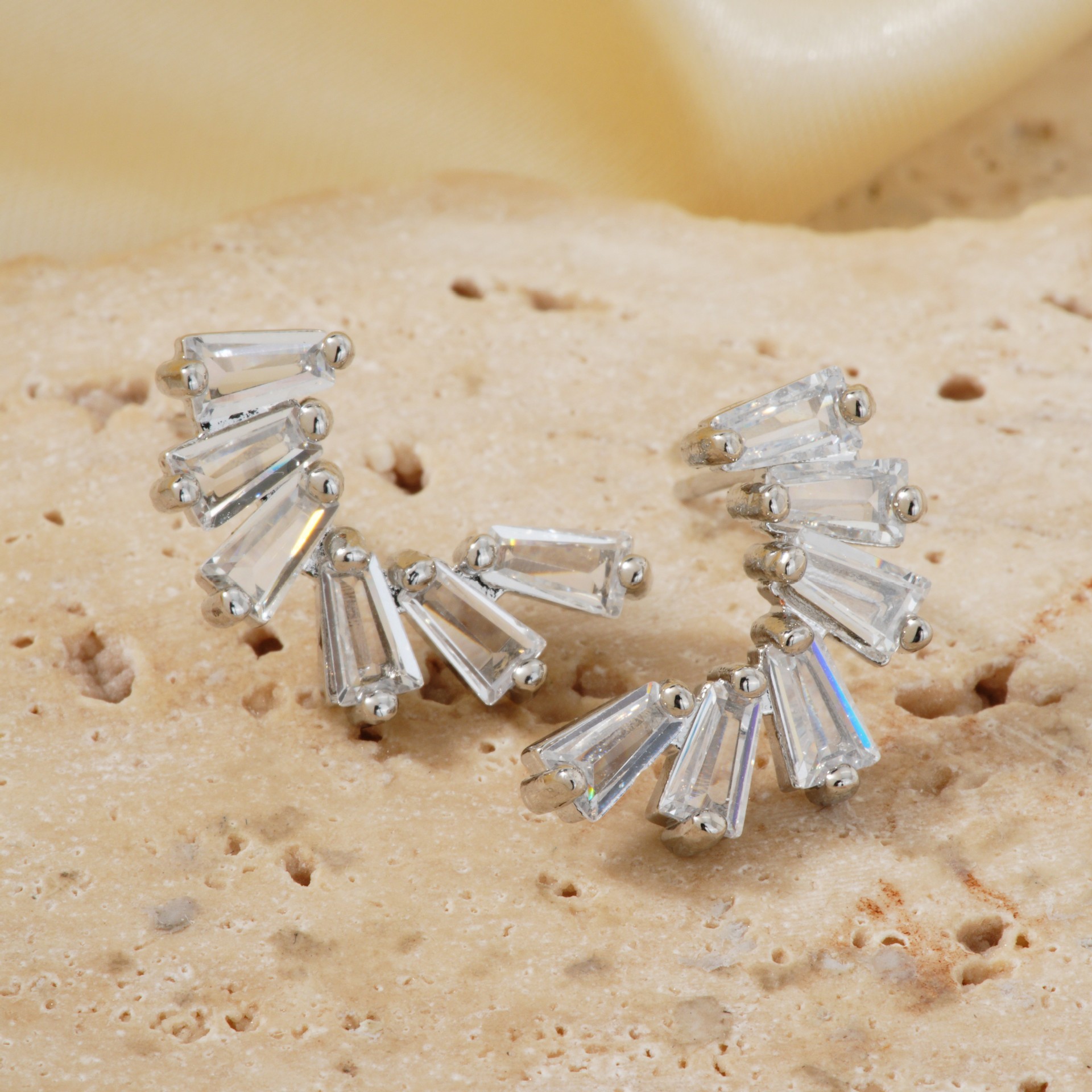 Cubic Zirconia And Pearl Stud Earrings For Everyday Elegance_voghion.com