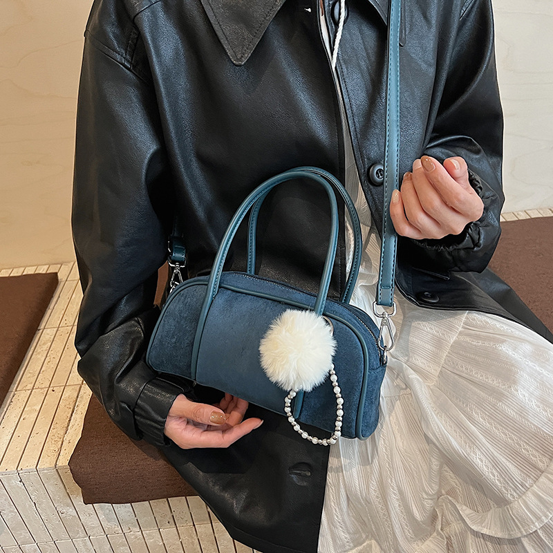 2025 otoño y invierno texturas de seda de moda retro bolso de bolos de estilo exterior de color puro bolso de viento