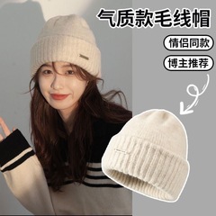 源メーカーの帽子の女性は冬にゆったりしています。