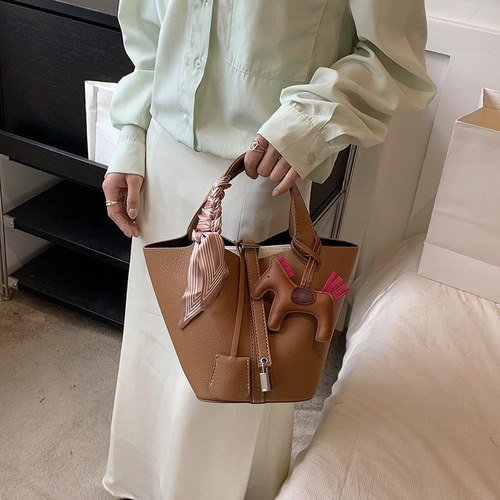 Internet celebrity portable vegetable basket bag women's bag  new trendy versatile commuting handbag texture niche bucket bag