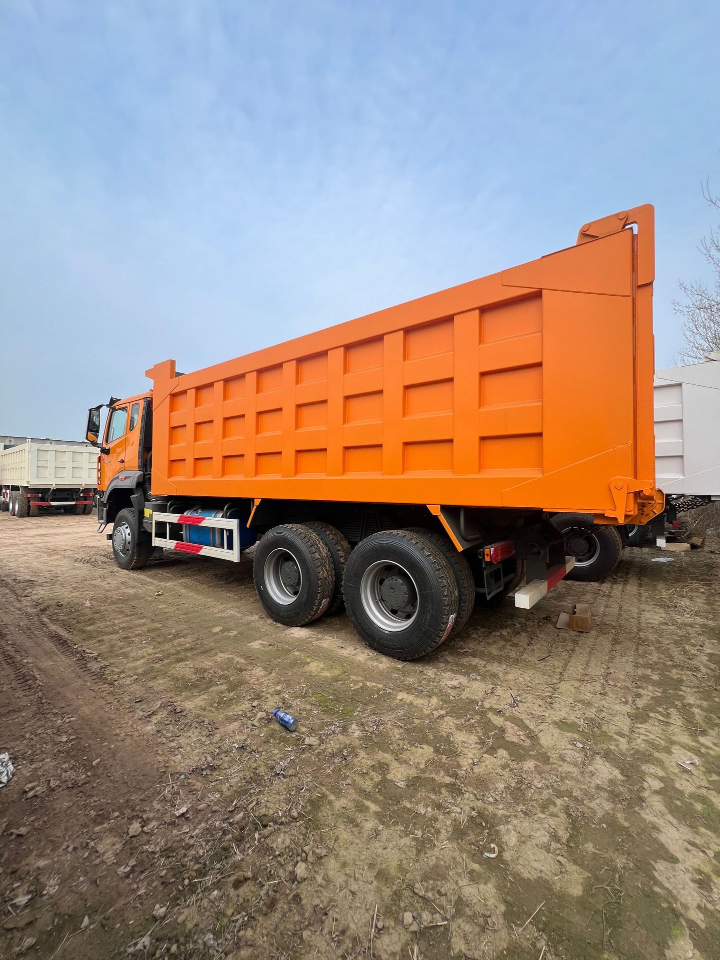 Export to Africa: Sinotruk Howo Eight-Wheel Truck Nx Mining Dump Truck with Customizable Cargo Box, Available in Stock