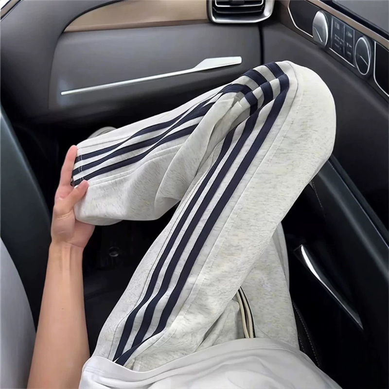 Light gray three-stripe casual sweatpants for men, spring and autumn heavy-duty straight striped pants, American-style sports flared long pants Light gray three-stripe casual sweatpants for men, spring and autumn heavy-duty straight striped pants, American-style sports flared long pants