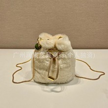 新品羊毛皮毛绒迷你mini水桶包珐琅三角形金属徽标抽绳包 1NR016