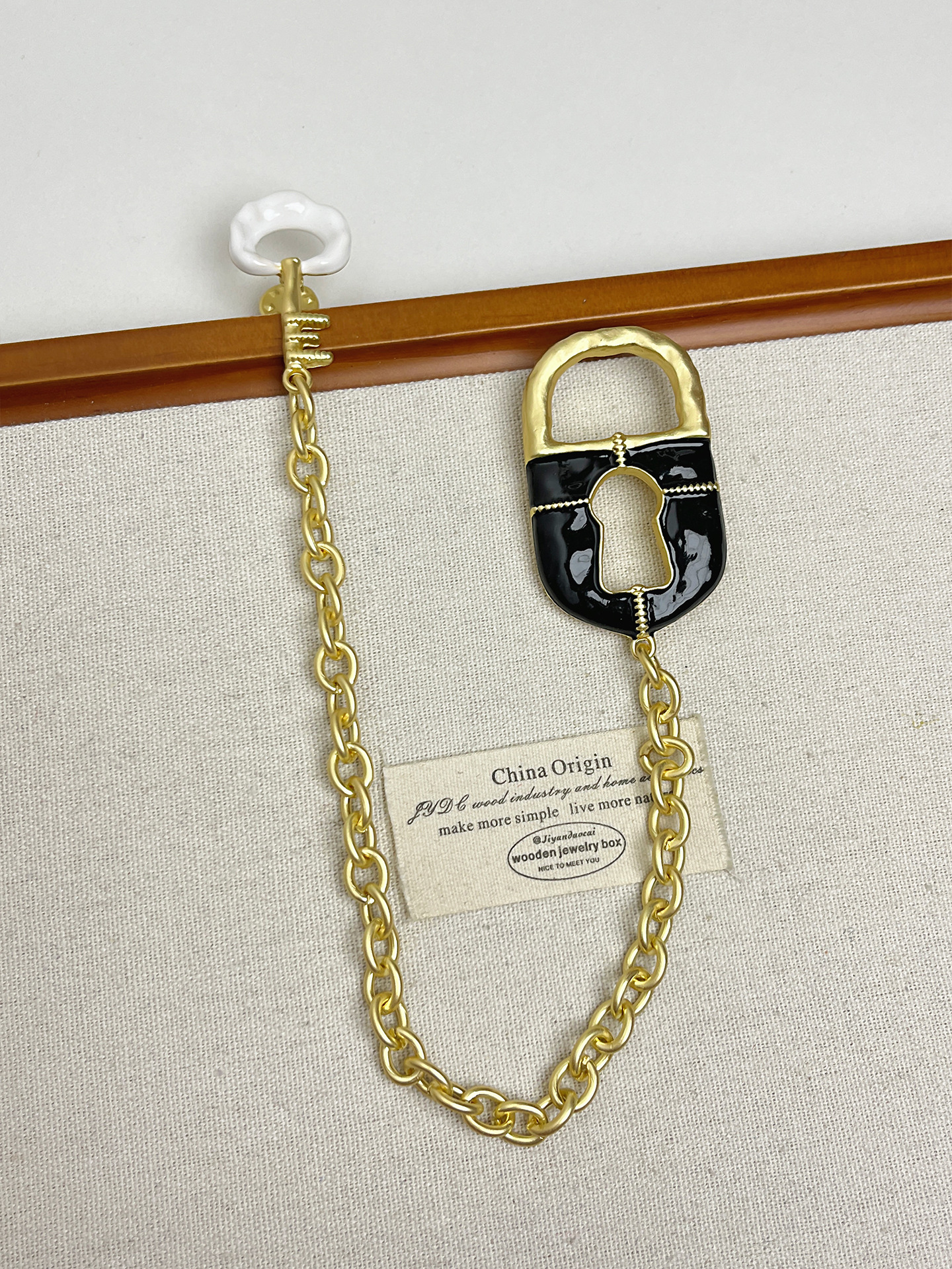 French-Style Vintage Niche Design Enamel Keyhole Chain Tassel Brooch with Unique Personality and Elegant Style