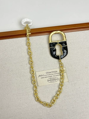 French-Style Vintage Niche Design Enamel Keyhole Chain Tassel Brooch with Unique Personality and Elegant Style (Yaxa sancaqları) - gold-tassel-chain-keyhole-brooch-xz0034