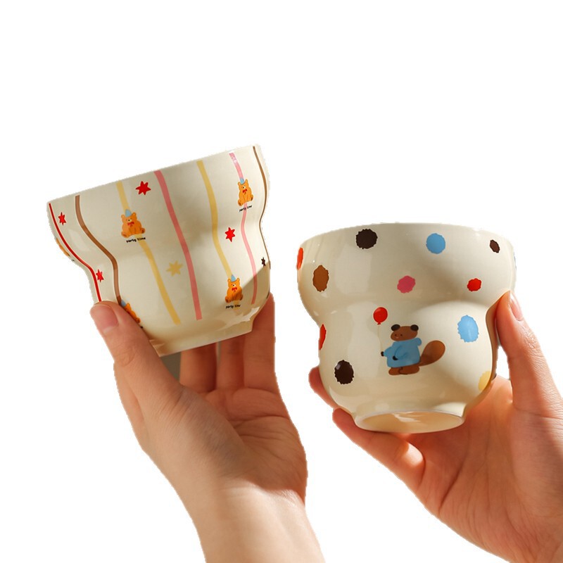 日本式の手はコーヒーのコップの陶磁器のマグカップの女性の高い顔の値の水の杯のイタリア式の濃縮の杯のプルカップのラテカップを握ります。|undefined
