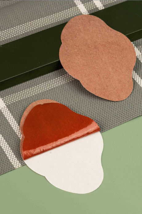 Тонкая фигура красная наклейка