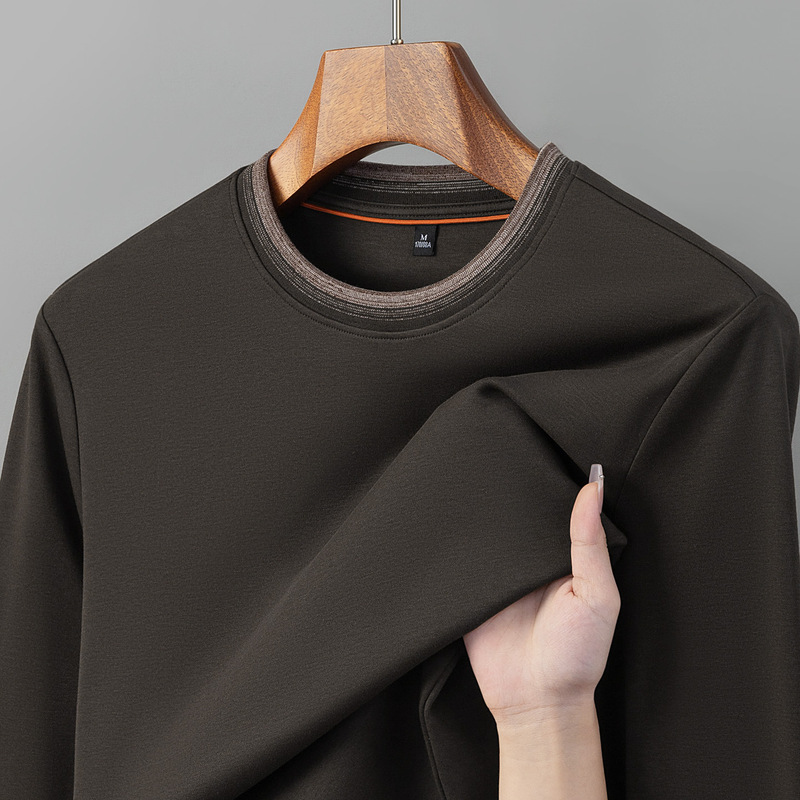 Men's round-neck long-sleeve T-shirt, suitable for spring and autumn, with contrasting color stripes at the collar, a simple solid color design, and a casual style, perfect as a base layer Men's round-neck long-sleeve T-shirt, suitable for spring and autumn, with contrasting color stripes at the collar, a simple solid color design, and a casual style, perfect as a base layer