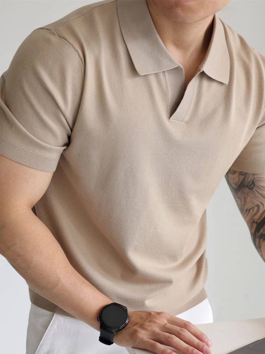 Camisa POLO con cuello en V americano, sentido de diseño para hombre, cuello de gaviota, tejido retro, manga corta, camiseta de color sólido, modelos de primavera y verano