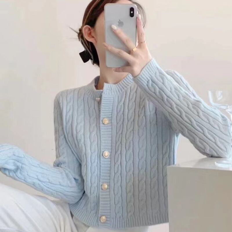Short round-neck cardigan top, vintage autumn twist-knit sweater coat, gentle new style in blue, casual and relaxed Short round-neck cardigan top, vintage autumn twist-knit sweater coat, gentle new style in blue, casual and relaxed