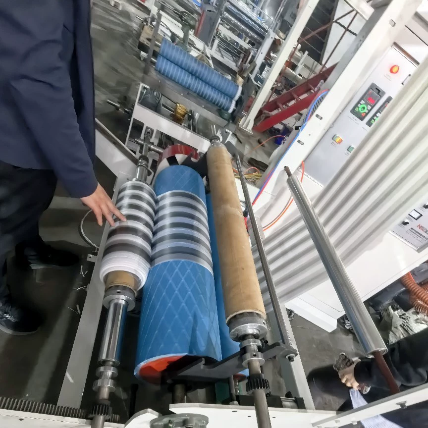 Машина для выдува пленки типа 900 с двумя шнеками для цветных полос обеспечивает формулу для выдува пленки для пакетов типа «жилет» и плоских пакетов, а также для выдува ПЭ-пленки.