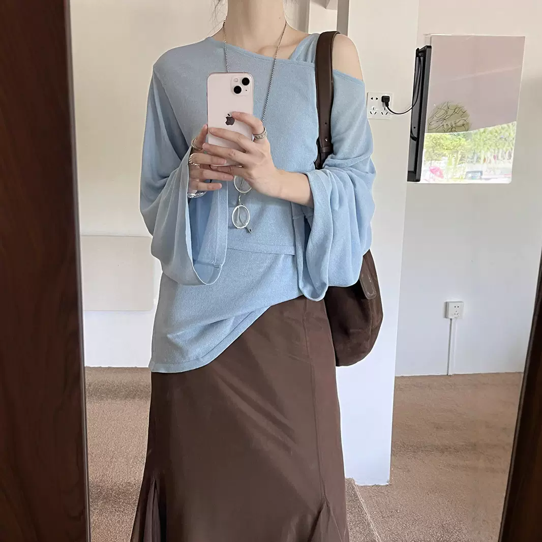 初打十三行2025秋新款简约慵懒不规则露肩两件套针织衫女ZC6040