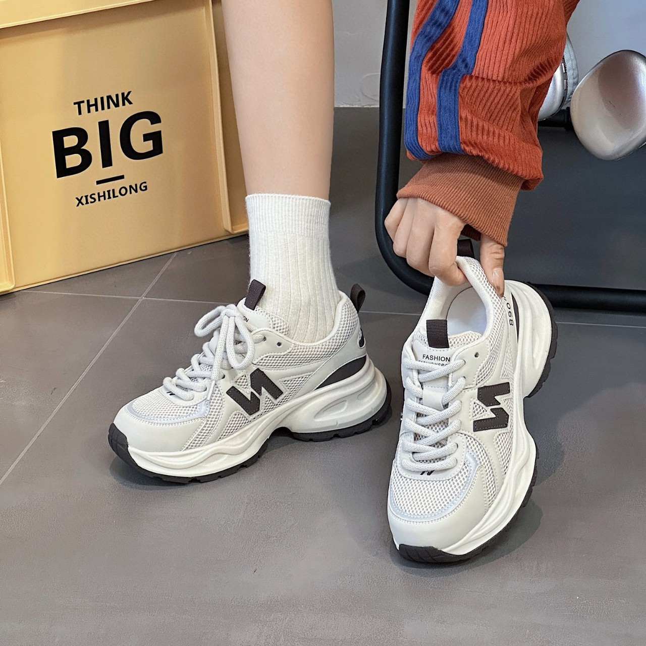 Giày sneaker chunky đế dày nữ lưới phối màu chữ N mùa xuân 2025 — Xám/màu đỏ, Màu be/nâu