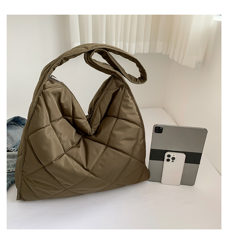 Women's Large Pu Leather Solid Color Lingge Streetwear Square Zipper Shoulder Bag display picture 27