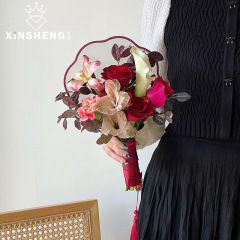心の中の風の団扇は扇子の新鮮な花束の花芸の花屋の手作りのdiyの波の折り畳みの扇子を持ちます。