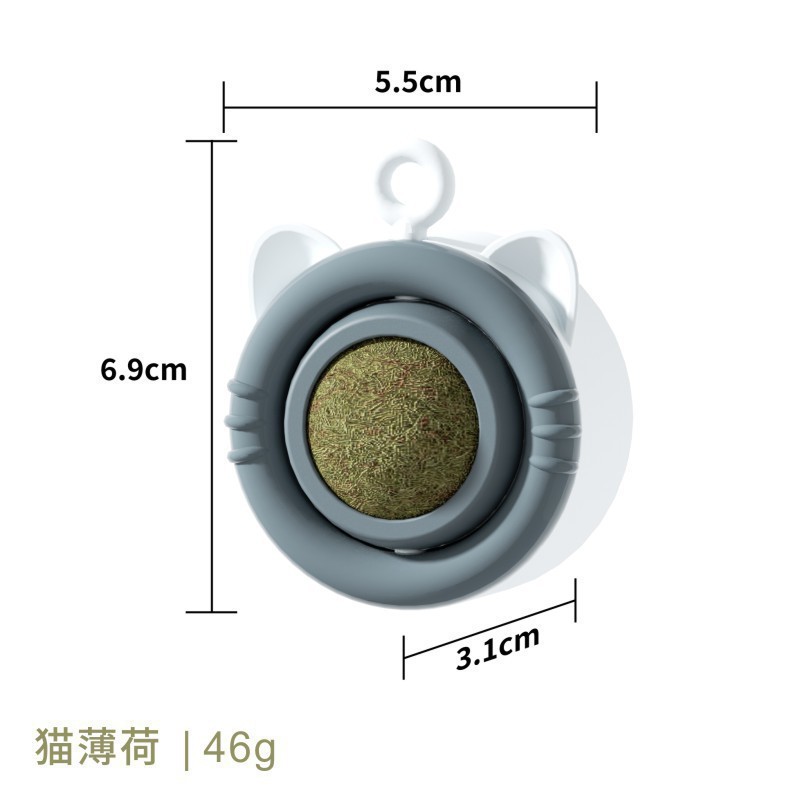 猫のおもちゃの回転猫のミントのボールを舐めます。