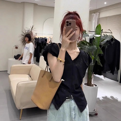 黒いvネック純綿tシャツ女性2025夏の新型純欲風ギャルは、カジュアルなシャツの上着に気をつけてください。