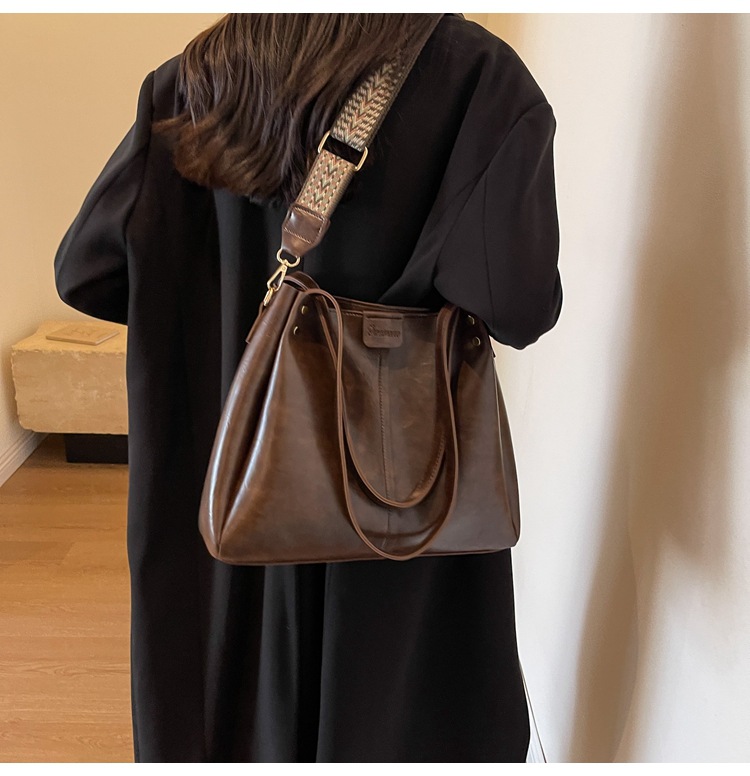 European and American retro large-capacity commuter tote bag 2024 new portable shoulder bag, textured wide shoulder strap messenger bag_voghion.com