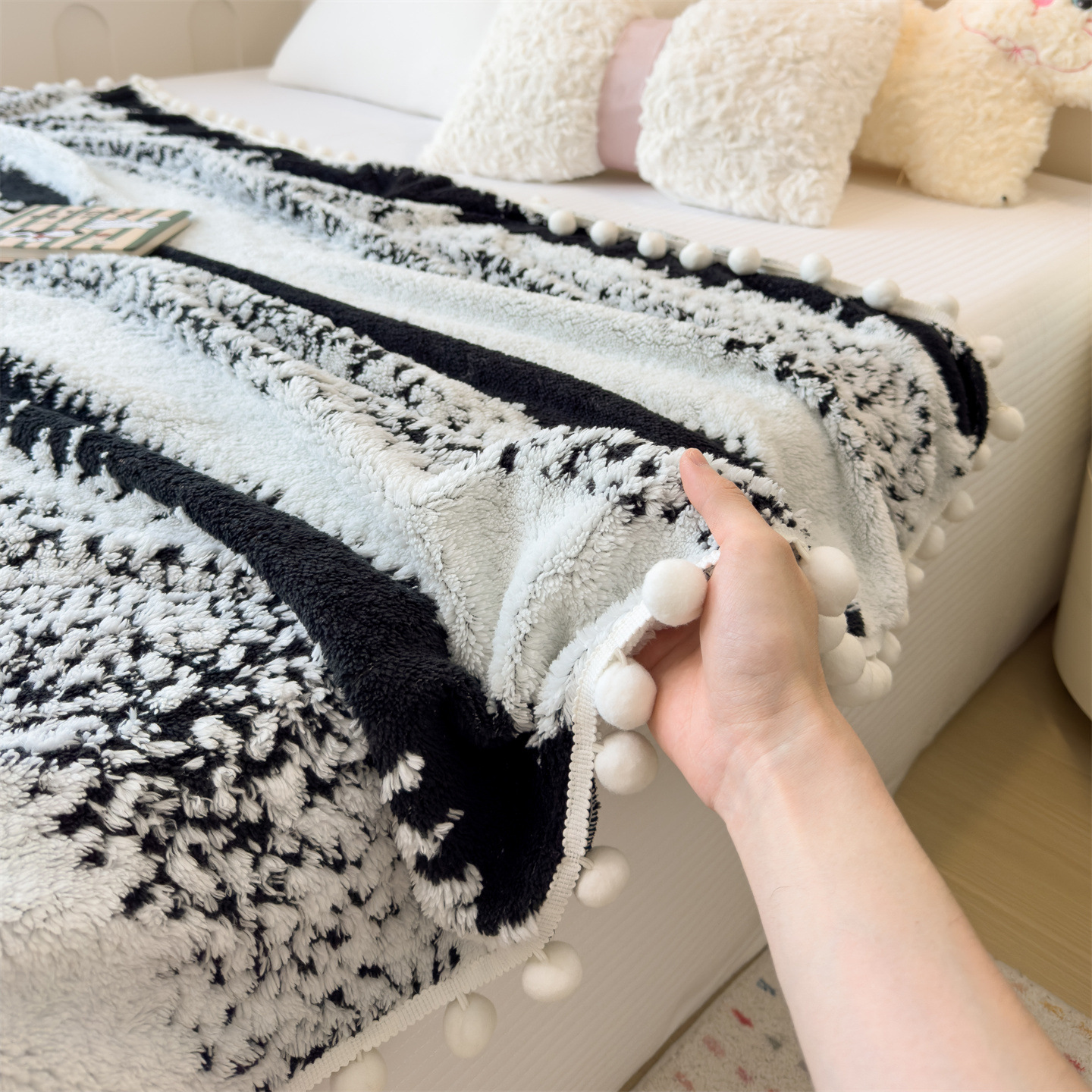 阳离子双色提花毛毯流苏毛球办公室午睡毯披肩盖毯跨境小毯子批发