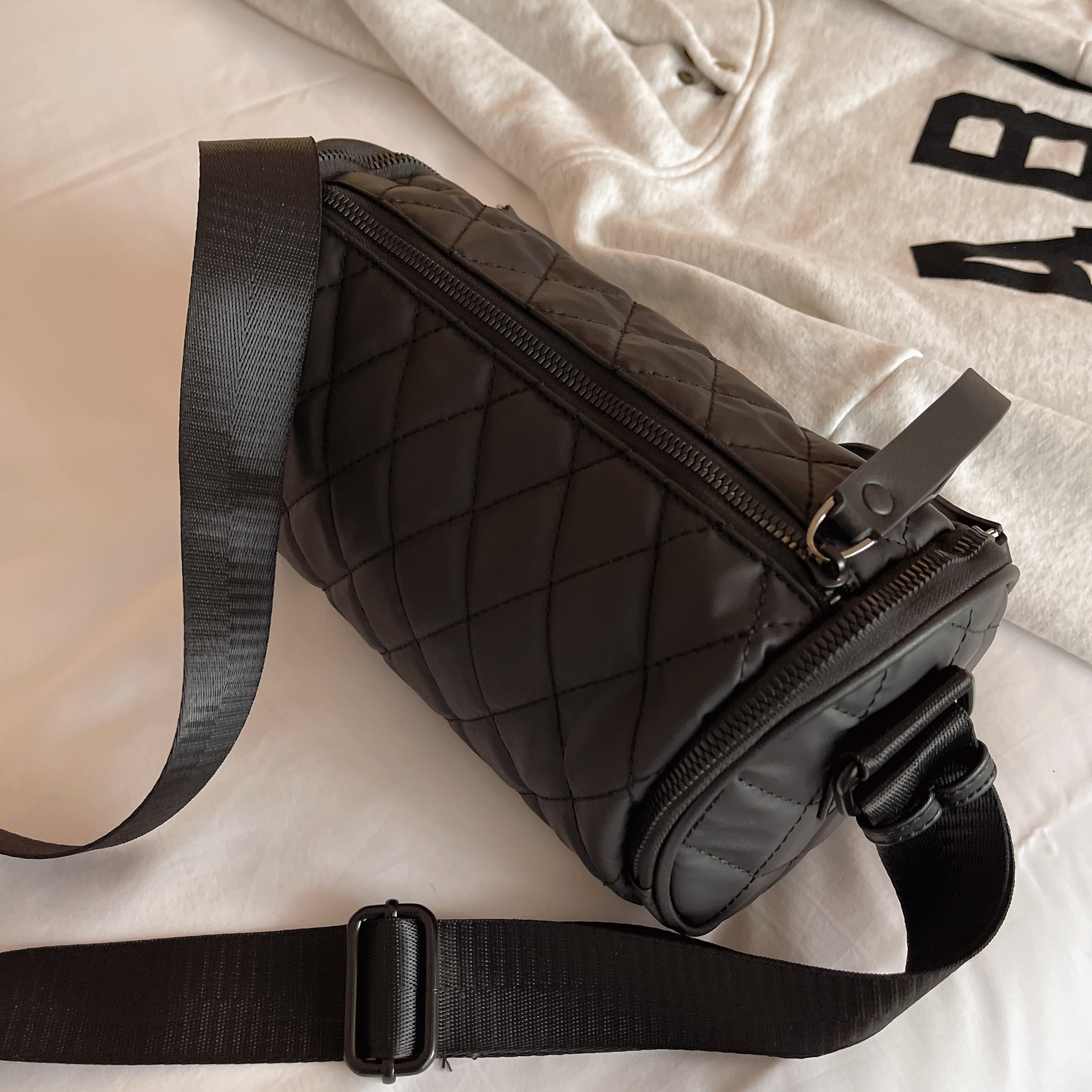 Cuscino a tracolla da donna con cilindro Lingge in tessuto di nylon Oxford 2024 Nuova borsa a secchiello per l'acqua a scacchiera_voghion.com