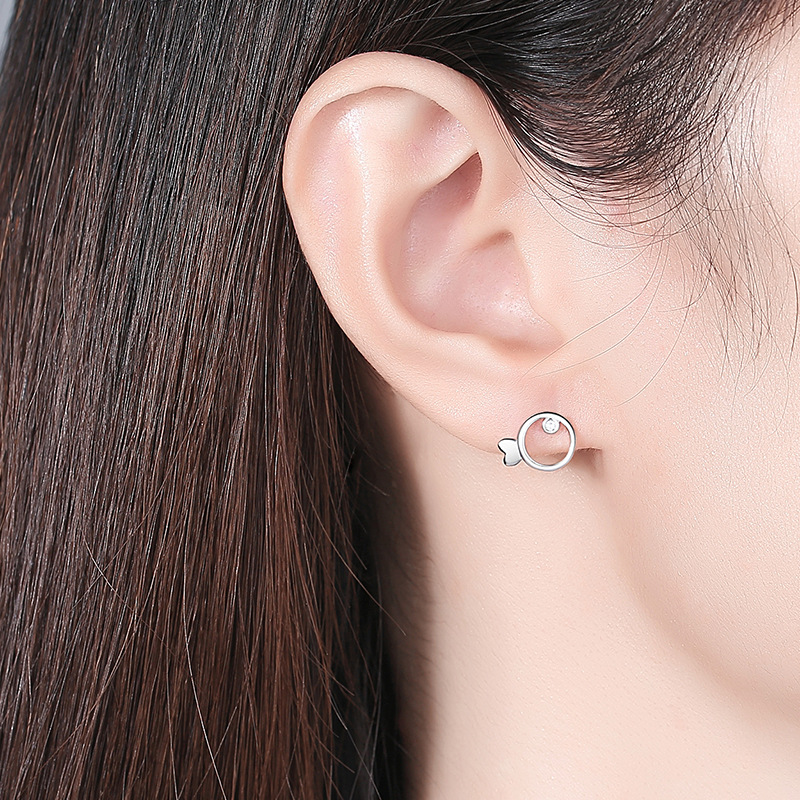 Plata esterlina s925 joyería de plata de moda nicho pendientes de plata esterlina para mujeres Corea del Sur pendientes simples para mujeres todo-joyería a juego al por mayor