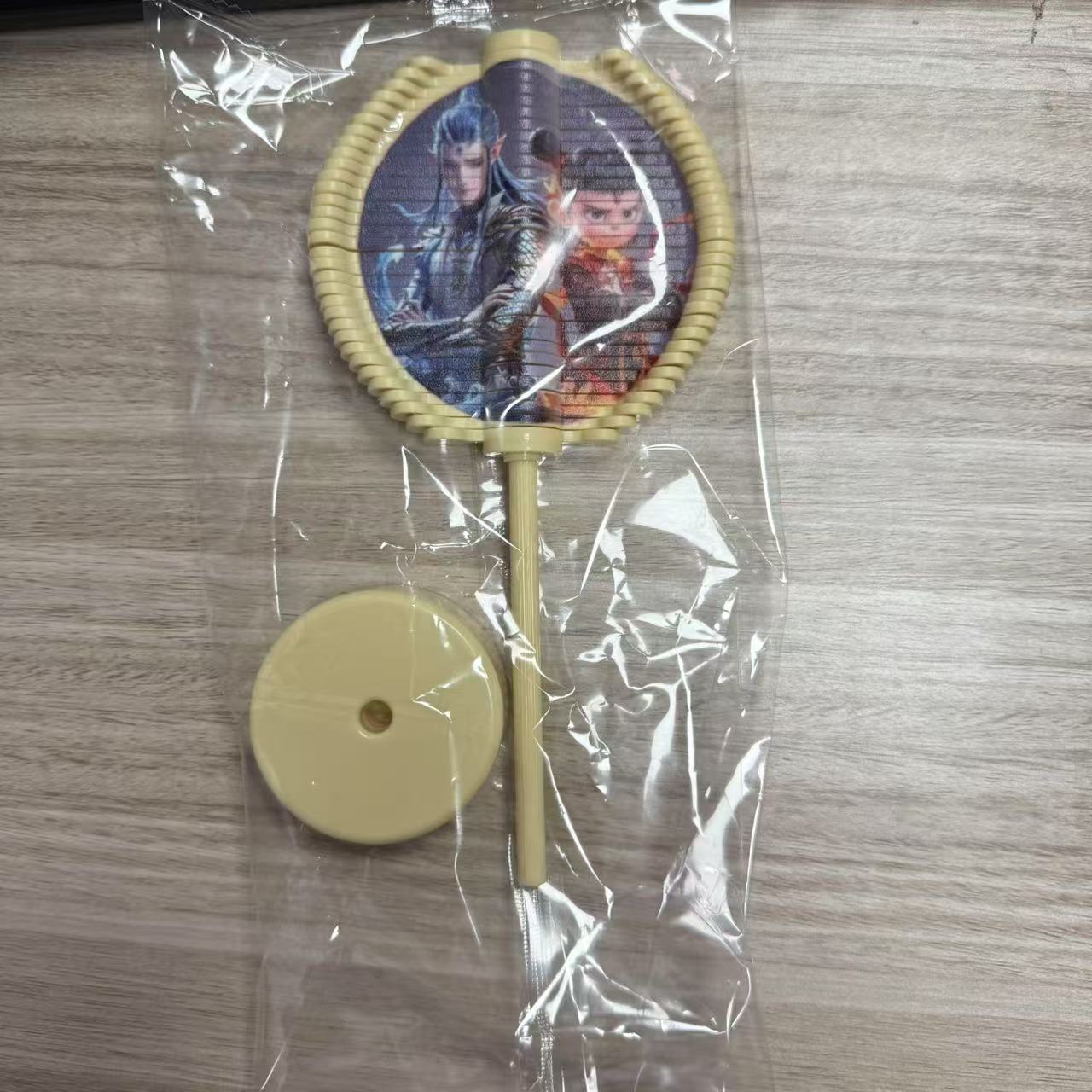 回転京劇の顔の譜の震える音の同じタイプの手はスパイラルの木のロリポップのABSの材質を揺らします。