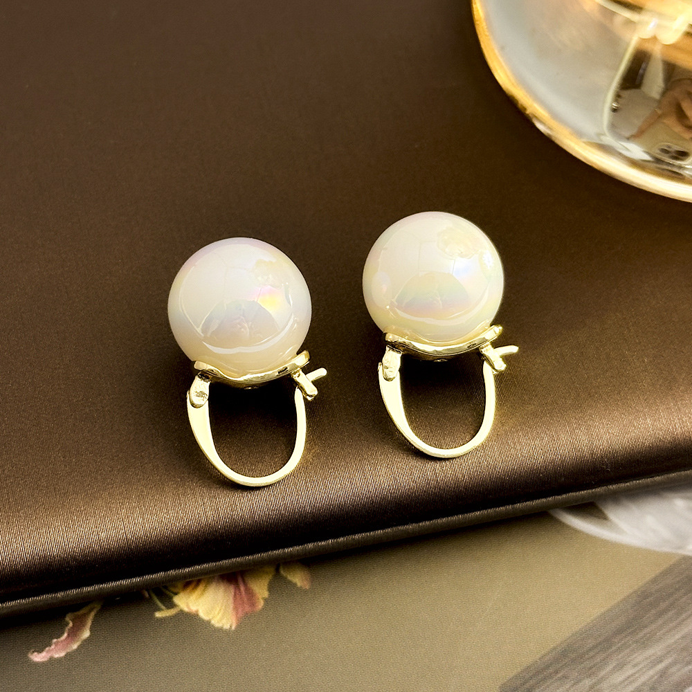 Pendientes de perlas de color de temperamento de estilo de Hong Kong, pendientes de temperamento de todo fósforo de alto nivel de nicho, personalidad de moda, pendientes retro, mujeres