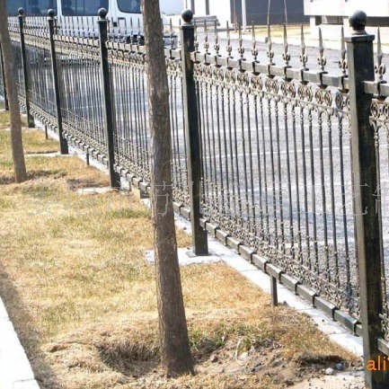 批量直供铸造铁艺围栏 工业园区玛钢铸铁烤漆装饰花片防护栏工程