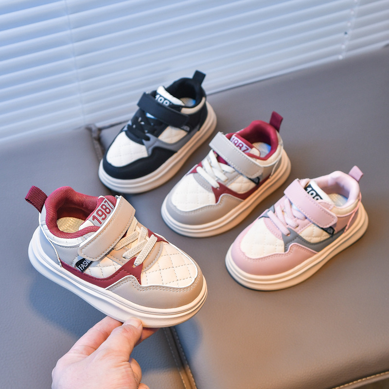 Zapatos de skate para niños de otoño 2025 zapatos deportivos impermeables versátiles zapatos casuales para niños y niñas zapatos para correr zapatos para niños al por mayor