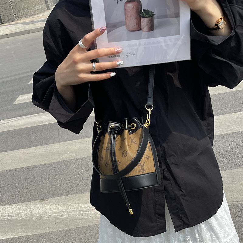 2024 New Retro Printed Drawstring Bucket Bag For Women, Light Luxury, Premium Texture Crossbody Bag, Handheld Outward Women's Bag_voghion.com
