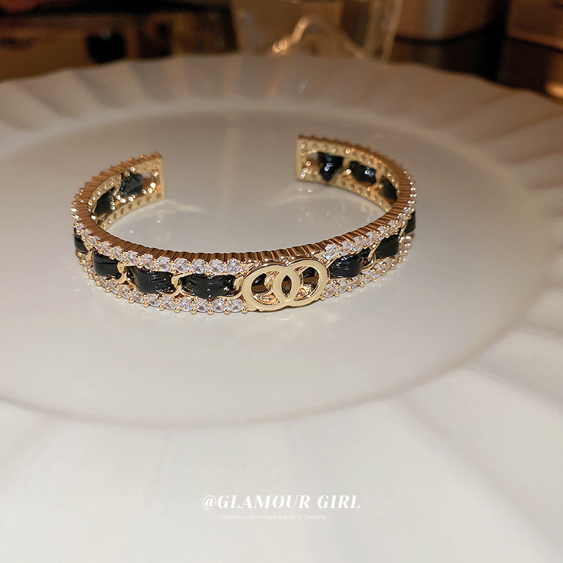 Pulsera abierta con letras de circonio galvanizado en oro Real, pulsera francesa de lujo accessible de alta gama, joyería versátil de moda elegante para mujer