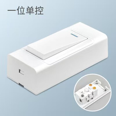 明装のベッドの上のスイッチの手は旧式の線のコンソールの明かりのスイッチのボタンをつまんで圧力式の電線の電灯の小さいスイッチを押します。|undefined