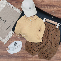 女の子スーツの坑条と帽子の長袖tシャツの底のシャツの新型の2024秋の洋気の韓国版の灯籠のズボンの2つのセット