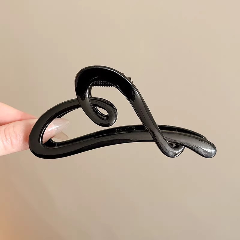 3# Glossy black heart claw clip