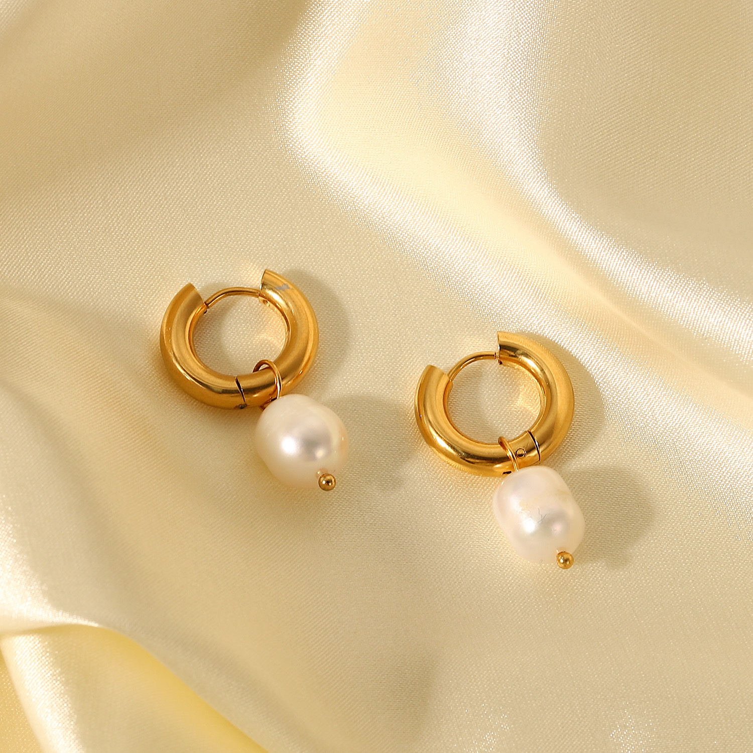 Pendientes de acero inoxidable dorado con perla natural_voghion.com