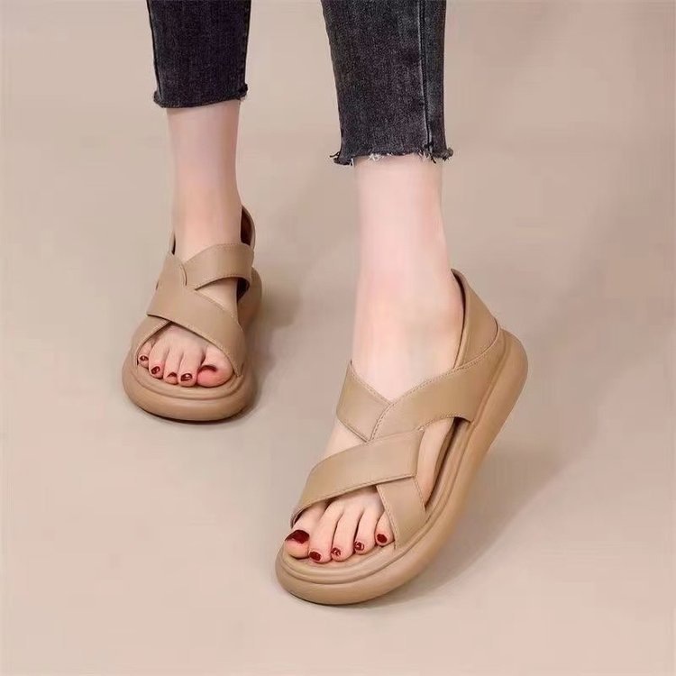 Sandalias romanas bolsas de mujer tacones de verano 2025 nueva moda versátil con una sola plana cómoda embarazada zapatos de playa de cuero suave