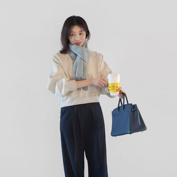 Fashionable demi-season warm short sweatshirt