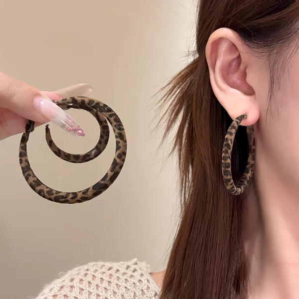 Retro Hong Kong Style Flocked Leopard Print Geometric Earrings for Women 2025 New European and American Simple Elegant Exaggerated Face-Showing Small Earrings