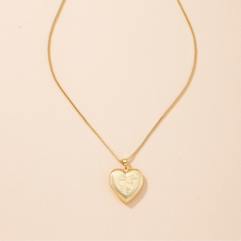 Fashion Love Pendant Necklace Heart Clavicle Chain display picture 6