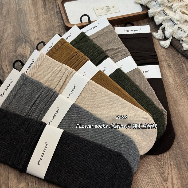 Basic green socks for autumn and winter, solid color slouch socks, Korean style, simple and versatile, cotton mid-calf women's socks Basic green socks for autumn and winter, solid color slouch socks, Korean style, simple and versatile, cotton mid-calf women's socks