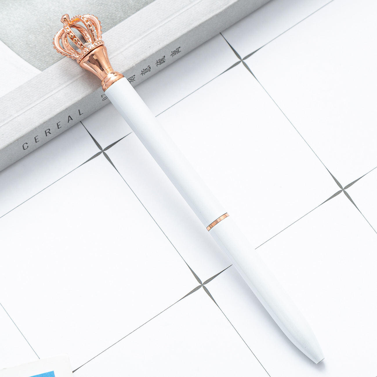 La corona de forma de lápiz de bola de metal de alto valor facial de la niña encantadora clase de regalos grabado nombre del fabricante de lápiz de regalo en stock