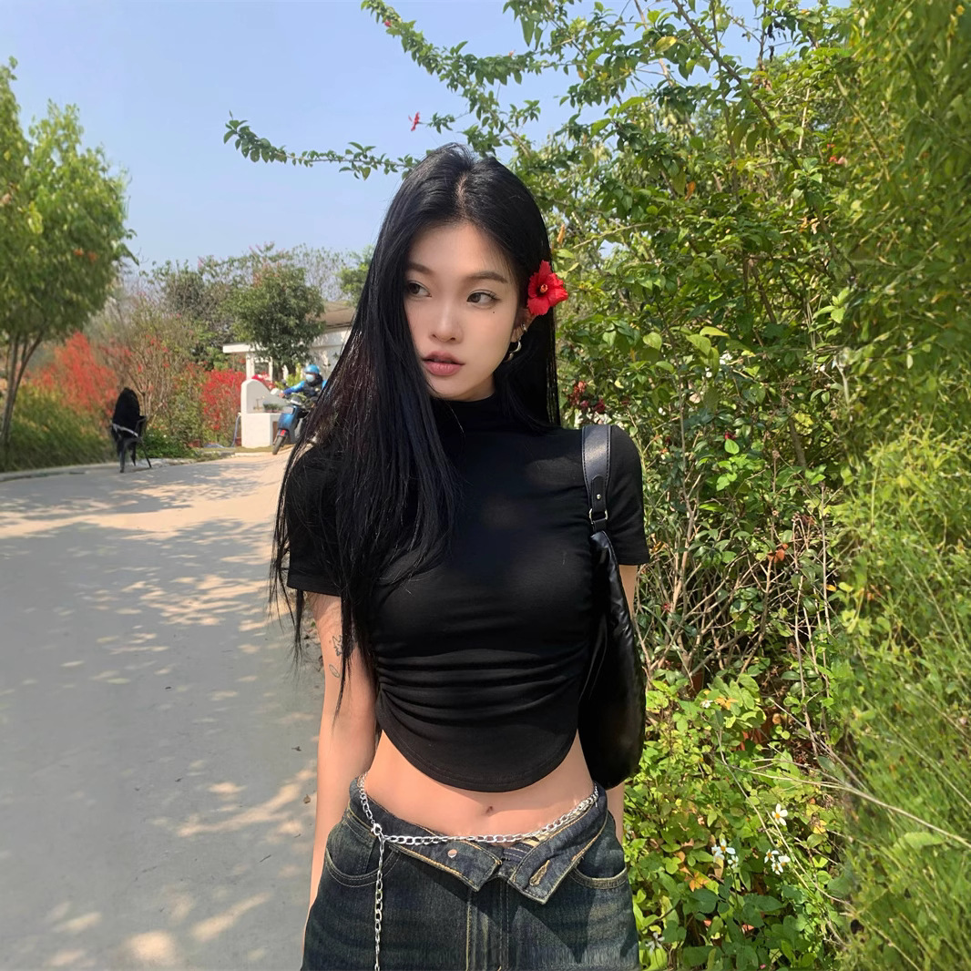 아메리칸 핫걸 시크 한국식 플리츠 하프 터틀넥 반팔 티셔츠 여성용 2025 여름 신작 배꼽 노출 허리 탑