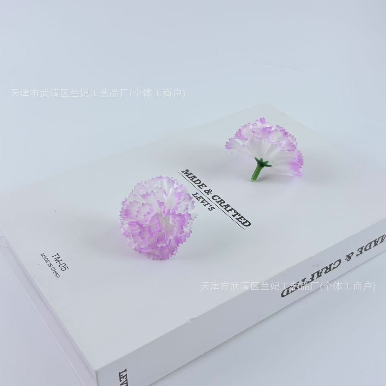 Simulación de pequeños claveles cabeza de flor proyecto de decoración de boda arreglo floral mesa de comedor colocación de guirnaldas hacer decoración de escena de centro comercial