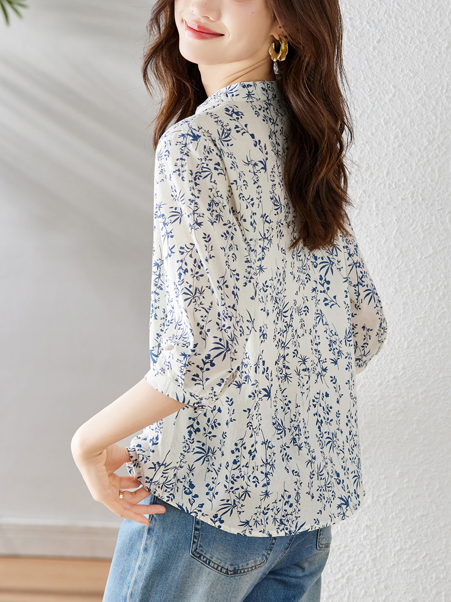メーカー直売の青花磁器の小さい花のシャツの女性の7分袖の夏の国風の純綿の上着の独特な年齢のシャツを減らします。