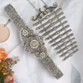 腰带;腰链;胸饰