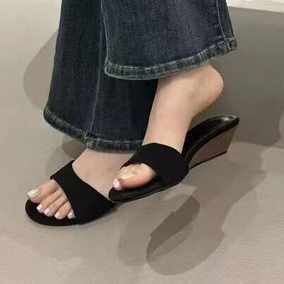 2026 primavera y verano nuevo hombre pequeño de moda leopardo dedo abierto nicho ligero fuera del hogar usar zapatillas de tacón de mujer image 2