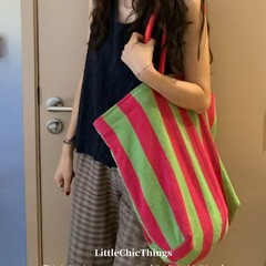 2025 夏と秋の新大容量赤と緑のストライプの対照的な色インパーソナライズされたカジュアル多用途ショルダーバッグ女性のショッピングバッグ